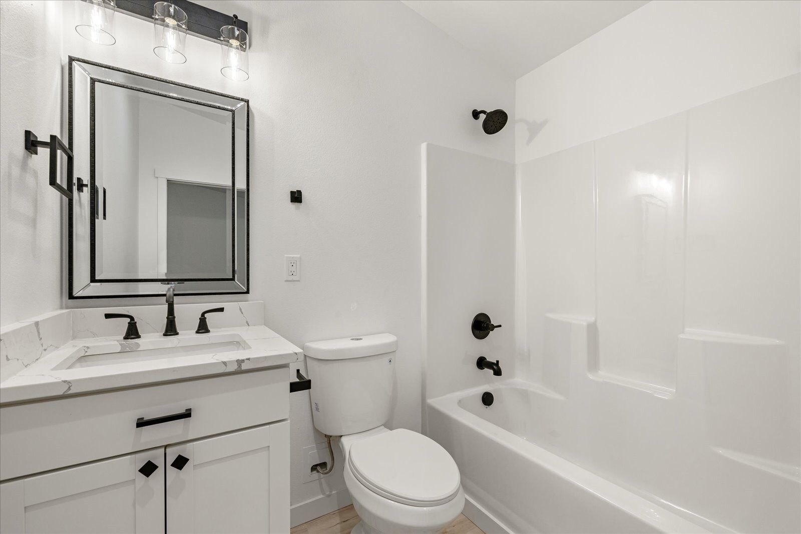 Bathroom with toilet, sink and bathtub